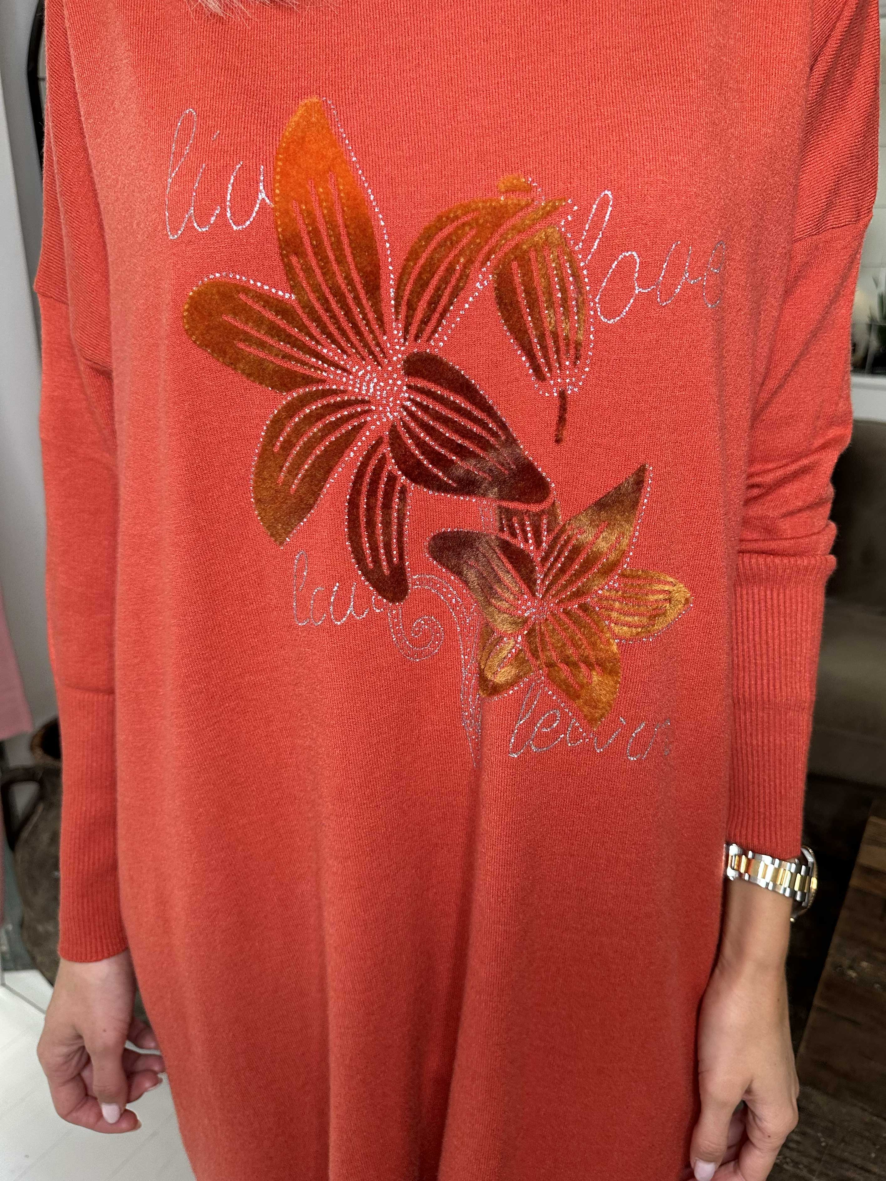 Amilie - Blød strikkjole med blomstermotiver